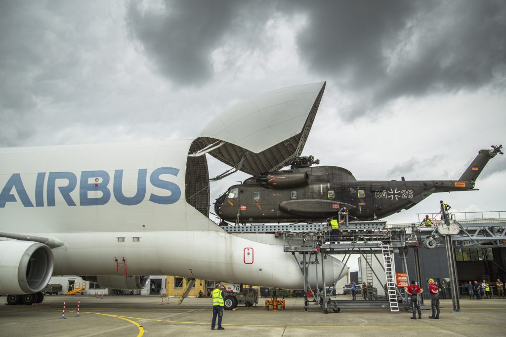 Airbus testa sistema de carregamento para carga militar no Beluga