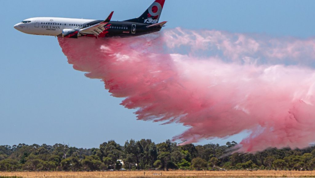 Boeing 737-300 caiu durante o combate aos incêndios na Austrália