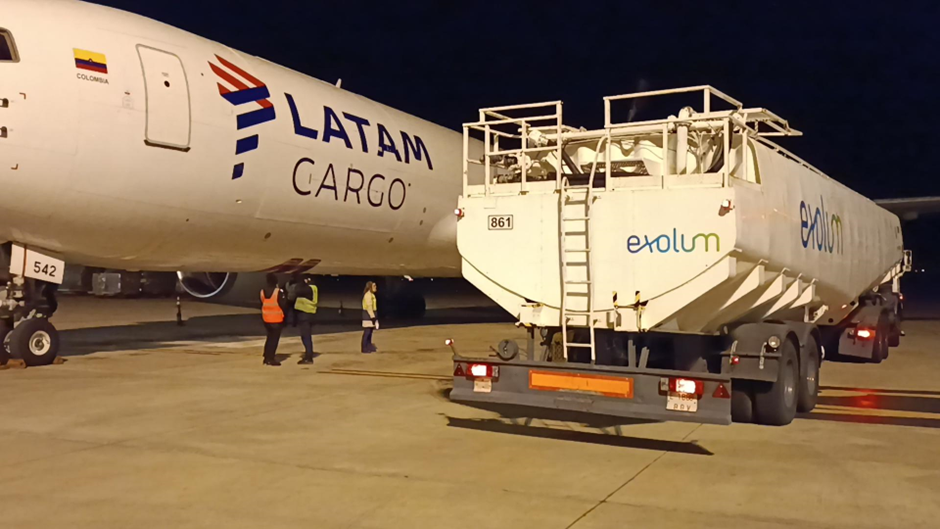 Grupo LATAM realizou o primeiro voo internacional com combustível sustentável para aviação (SAF)