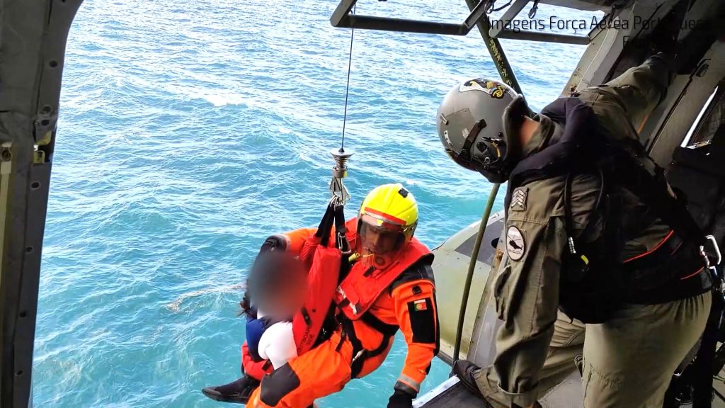 Força Aérea Portuguesa: Jovem resgatada durante prova de caiaque (C/Vídeo)