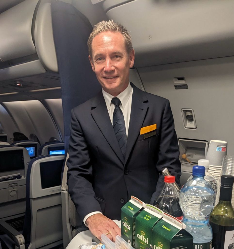 CEO da Lufthansa passa o dia como Tripulante de Cabine