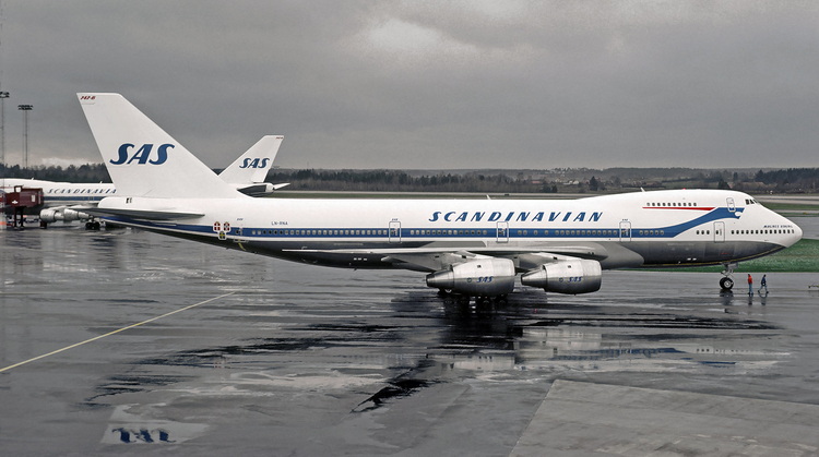 phoenix-models-11871-boeing-747-200-sas-scandinavian-ln-rna-xdc-200288_0
