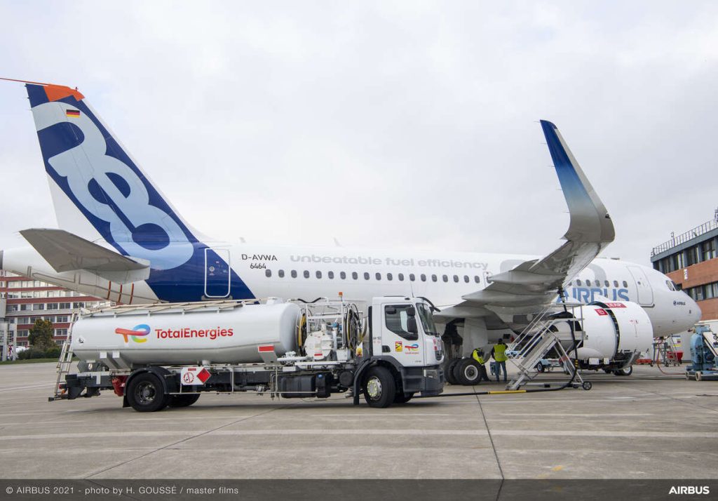 Airbus e TotalEnergies assinam parceria estratégica para combustíveis de aviação sustentáveis