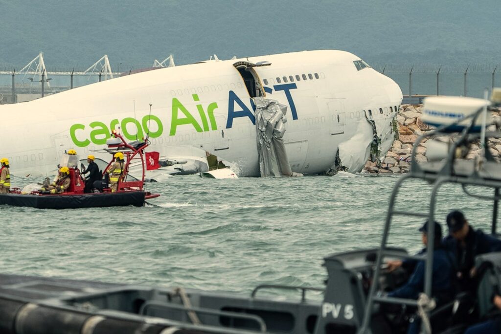 Boeing 747 sai da pista e cai no mar em Hong Kong: duas pessoas morreram