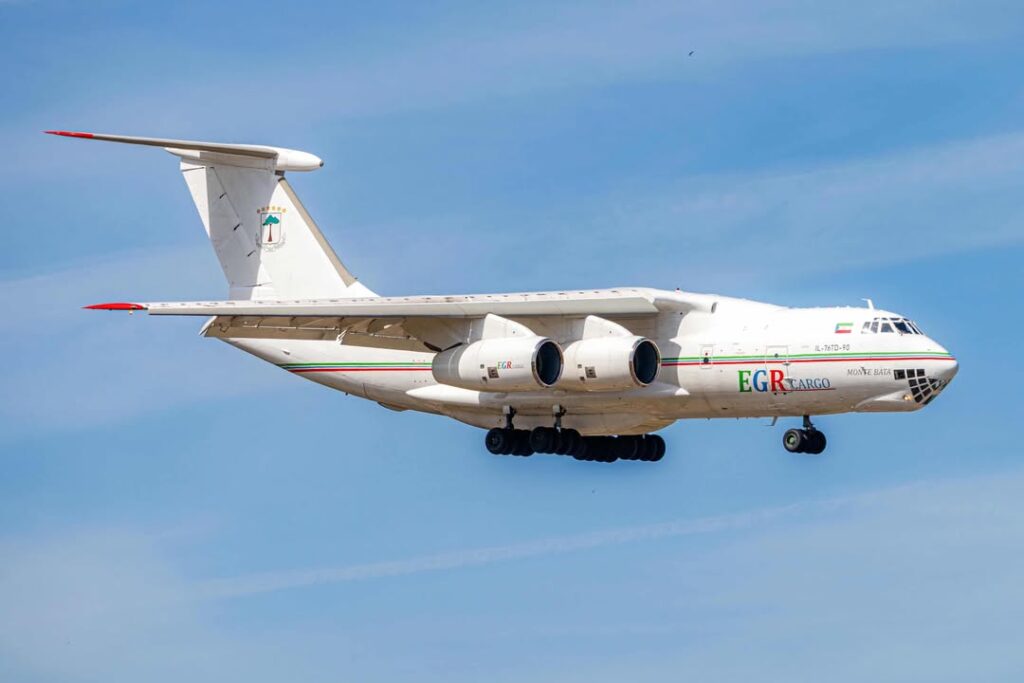 Ilyushin IL-76 da Guiné Equatorial em Lisboa para transporte de material de apoio à visita do Papa Leão XIV