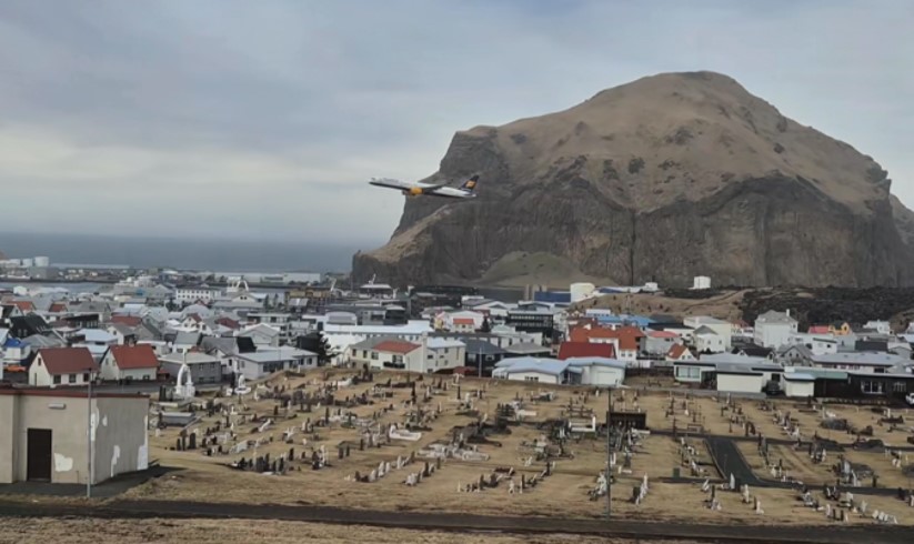 Comandante da Icelandair investigado após low pass sobre a terra natal no último voo