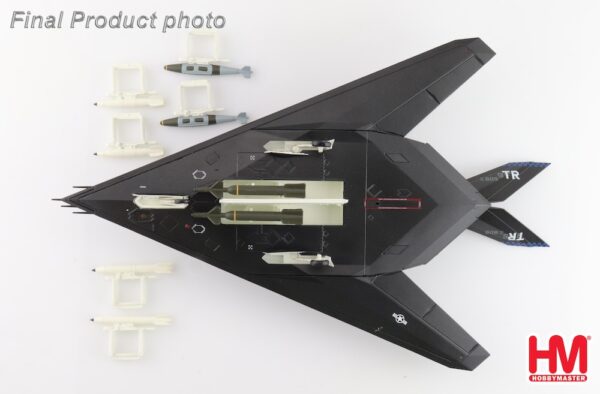 hobbymaster-ha5813-f117a-nighthawk-usaf-84-0809-2022-wextra-2-x-b57--b61-bombs-x07-211607_6