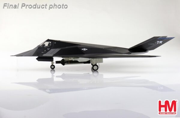 hobbymaster-ha5813-f117a-nighthawk-usaf-84-0809-2022-wextra-2-x-b57--b61-bombs-xc3-211607_7