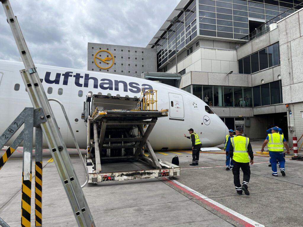 Trem de aterragem dianteiro de Boeing 787-9 D-ABPQ da Lufthansa colapsou