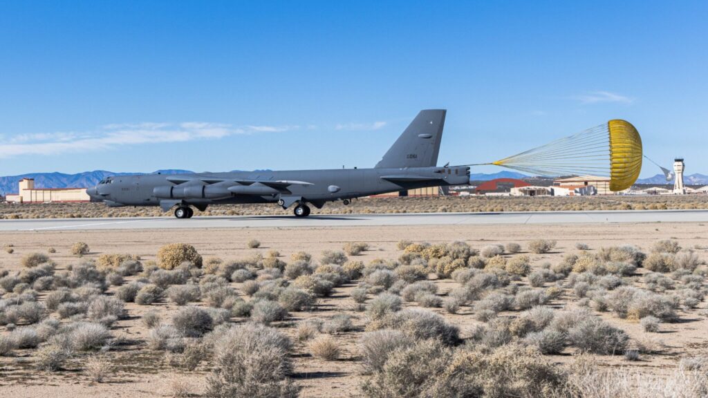 Bombardeiro B-52 que testava novo radar despenhou-se logo após a descolagem